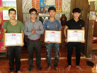 Khen thưởng 3 thanh niên người thiểu số cứu ông già đuối nước
