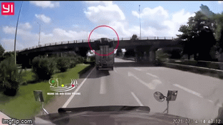 [VIDEO] Kính xe Container vỡ nát khi bị gói hàng trên xe tải đi trước rơi trúng