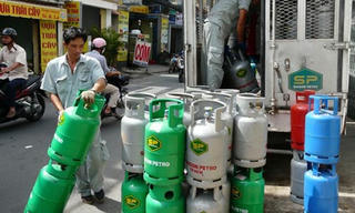 Giá gas tăng 15.000 đồng/bình 12kg