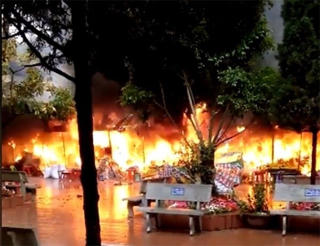 Lạng Sơn: Cháy lớn, thiêu rụi hàng chục quầy bán vàng mã tại Đền Mẫu