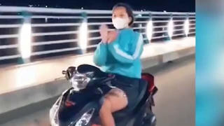 Làm xiếc trên đường