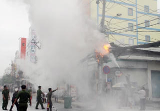 Trụ điện cháy như đuốc ở TP HCM, nhiều người bỏ chạy