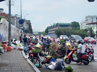 Rào chắn cổng vào chợ Long Biên, người dân lấn chiếm lòng đường bán hàng