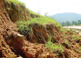 Hàng chục dự án chống sạt lở 'đắp chiếu'