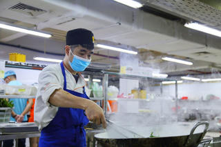 'Ngân hàng thực phẩm' trao hàng ngàn suất cơm hỗ trợ lực lượng tuyến đầu