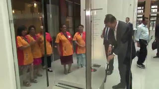 Video Thủ tướng Hà Lan tự lau sàn sau khi làm đổ cà phê gây sốt