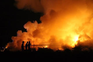 Dập tắt đám cháy lớn dưới đường dẫn hạ cánh máy bay