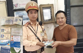 CSGT trả lại ví tiền hơn 10 triệu đồng cho người dân