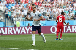 Harry Kane qua mặt Ronaldo, vượt huyền thoại Lineker sau cú hat-trick