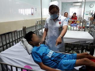 Phẫu thuật lấy kim khâu nằm trong tim bệnh nhi