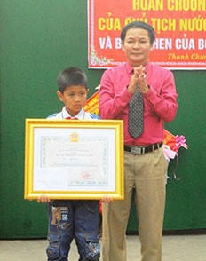 Cứu 2 em nhỏ đuối nước, học sinh lớp 5 nhận Huân chương dũng cảm