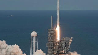 Tên lửa Falcon 9 phóng thành công tàu ​vận tải tái chế Dragon