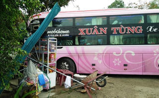Xe khách tông sập quán nước, hành khách hoảng hồn