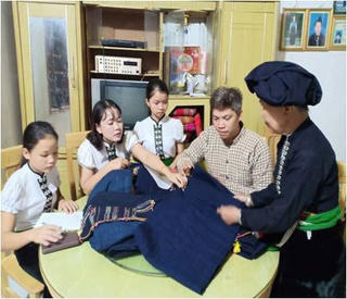 Vải chàm, giữ hồn cho trang phục người Thái Mường Lò