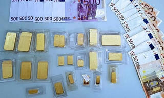 Phát hiện chiếc cặp chứa đầy vàng ở gốc cây
