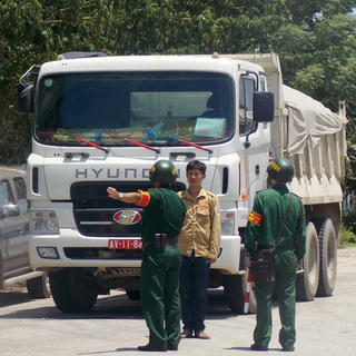 Tài xế xe ‘biển đỏ’ không chịu kiểm tra trọng tải