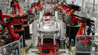 Tesla bị 'tuýt còi' vì làm trái lệnh cấm, định tiếp tục sản xuất xe