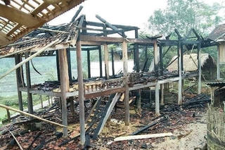 Gọi vợ không thấy, người đàn ông đốt trụi căn nhà