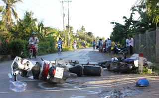 4 xe máy nằm la liệt trên đường, 2 người thương vong