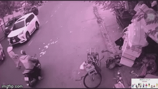 Làm rơi 30 triệu trên đường, bị người dân nhặt hết rồi bỏ chạy