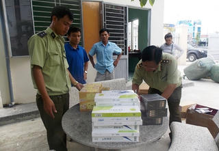 Bắt xe khách chở 470 kg mỹ phẩm, 370 gói thuốc lá ngoại không rõ nguồn gốc
