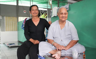 'Người dưng' bán đất nuôi trăm cụ già vô gia cư