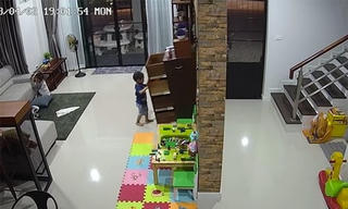 [VIDEO] Em bé suýt nguy tính mạng vì chiếc tủ ngăn kéo