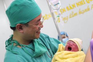 Quảng Ninh: Bé gái đầu tiên chào đời bằng thụ tinh trong ống nghiệm