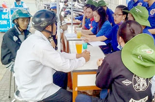 Công an miền Tây nấu cơm cho sĩ tử