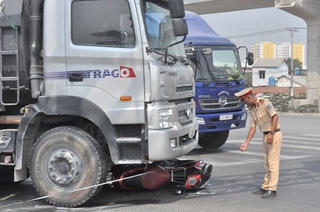 Bị xe ben cuốn vào gầm, hai cô gái may mắn thoát chết