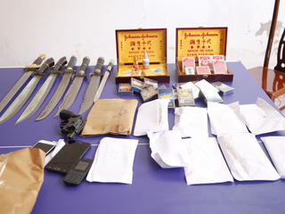 Bố trí chó dữ canh gác và trang bị súng để... xóc đĩa