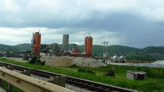 Trạm trộn bê tông trái phép gây ô nhiễm: Dân bức xúc, chính quyền không xử lý