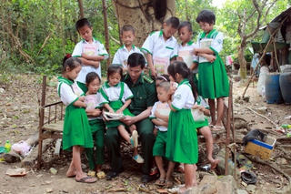 Những nhà giáo mang quân hàm xanh