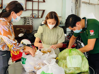Những bông hồng 'dầm mình’ ở cơ sở giữa mùa dịch Covid-19