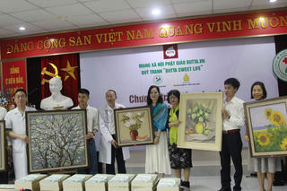 Quỹ tranh 'Butta Sweet Life' tặng 50 bức tranh cho Bệnh viện Đa khoa Đức Giang