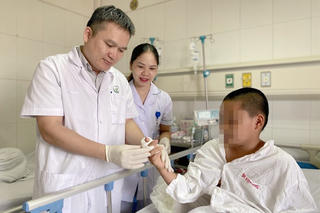 Nối liền ngón tay bị đứt rời cho bé 11 tuổi