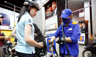 Giá xăng giảm thêm 178 đồng/lít