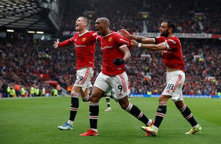 Man United thoát thua Everton nhờ VAR trong ngày Ronaldo ngồi dự bị