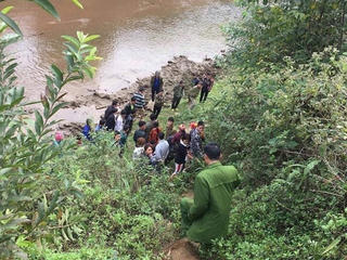 Thi thể cô gái chôn bên bờ suối, cánh tay thò khỏi mặt đất