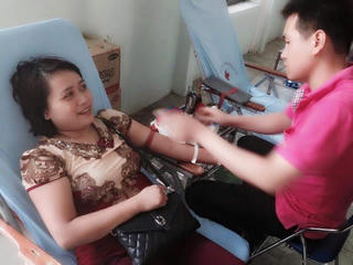 Yêu thương là cúi xuống thật gần