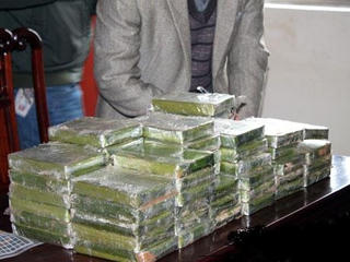 Bắt vụ vận chuyển 60 bánh heroin