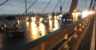 Phóng xe máy ngược chiều trên cầu Nhật Tân, 2 thanh niên tông thẳng vào taxi