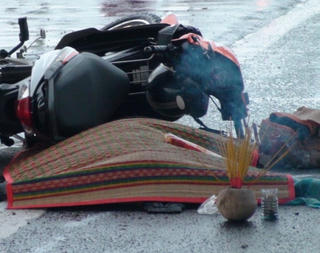 Xe đầu kéo rơi thanh sắt, người đi đường tông trúng tử vong