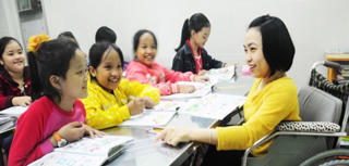 Niềm vui giản dị của cô giáo khuyết tật