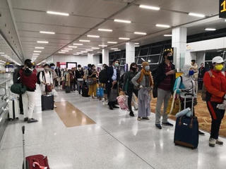 Từ ngày 1/1, TP HCM bắt đầu test nhanh Covid-19 đối với người nhập cảnh