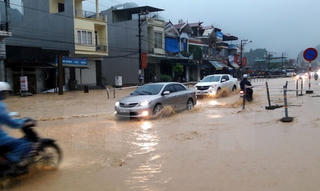 2 người thương vong do mưa lớn