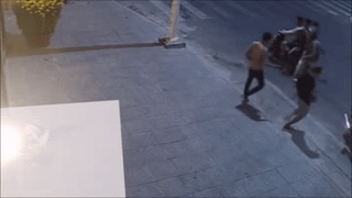 Khiếp sợ trước sự manh động của nhóm đối tượng chém liên tục vào người nam thanh niên