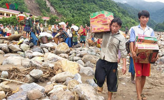 Cứu trợ đồng bào vùng lũ: Khẩn trương, trách nhiệm và công bằng