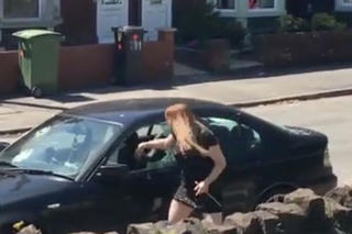 Lấy đá đập nát BMW của bạn trai vì ghen