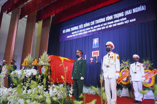 Người dân Bến Tre đứng kín đường tiễn đưa ông Trương Vĩnh Trọng về nơi an nghỉ cuối cùng